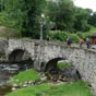 Nous descendons vers le vieux pont pour franchir La Boralde.  Le Pont Vieux, appel dsormais  Pont des Plerins , a vraisemblablement t construit  la fin du XIVme sicle ou au dbut du XVme, pour franchir la Boralde de Saint-Chly. A ce jour, il na pas (encore) t dcouvert de document concernant lorigine de cet ouvrage. 