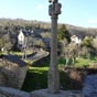  Sur lavant-bec du pilier central du pont se dresse une croix historie en basalte (datant du XVe ou XVIe sicle) : on peut y voir reprsents, de faon rudimentaire, le Christ en croix avec,  ses pieds, la Vierge Marie et laptre Jean