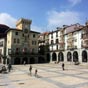 De retour vers le centre, prs de la Plaza Mayor, on dcouvre des btiments harmonieux et des ruelles dont les arcades abritent bars et restaurants ainsi qure les confrries de marins et de pcheurs....