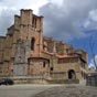Cette glise Santa Maria de la Asuncion  taille de cathdrale date du XIIIe sicle et malgr quelques modifications conserve, outre un portail roman, les caractristiques de l'architecture gothique avec des chapiteaux finement cisels, un triforium ajour annonant le dbut du gothique, des arcs-boutants et des contreforts.