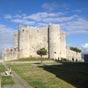 Au bout du promotoire, protgeant la cit des fureurs de l'Ocan, se dresse le chateau du XIIe sicle reconverti en phare...