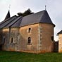 Cette glise romane date de la fin du XIe sicle. De plan rectangulaire, son Clocher est carr, couvert dune flche en ardoises, abside en cul-de-four. Le Portail est dat de 1052. Une statuette de Saint-Antoine est place au dessus du portail, dans une niche, elle date de 1052, elle est classe Monument Historique, la nef est non vote, sa corniche  modillons date de 1938.