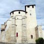 Roquefort : L'glise Sainte-Marie conserve peu d'lments de sa construction d'origine du XIIe sicle. Elle a subi un remaniement important ds le XIIIe sicle, puis elle fut fortifie au XIVe sicle. 