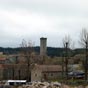 On dcouvre,  La Clauze, localise  1091 m d'altitude, 7,5 km aprs notre dpart de Saugues, la Tour, curieusement perche sur un bloc de granit. Ce village est trs caractristique de l'architecture du Gvaudan.