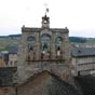 Saint-Alban-sur-Limagnole : L'glise est surmonte d'un clocher-peigne  trois baies supportant un petit clocheton.