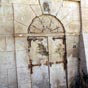 Bizanet : Vestiges du chteau, curieuse porte factice ralise par un artisan btisseur.
