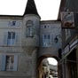 Saint-Astier : Maison  tourelle, passage du march.