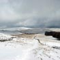 Le balisage en Aubrac se fait souvent au sol, faute de pouvoir s'effectuer sur des supports, puisque le paysage est dpouill, les arbres et les constructions sont  trs limits....Allons-nous pouvoir nous diriger d'autant que le chemin se distingue difficilement avec la neige ?