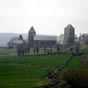 Le plerin tait reu par le Dom, qui lui prsentait de l'eau pour se laver les mains. Puis on lui offrait gte et nourriture, aprs lui avoir prodigu quelques soins corporels : lavement des pieds et nettoiement des vtements pour les dbarrasser des poux et des souillures, enfin on lui prparait un lit. Utiles, ces gestes avaient aussi valeur de symbole : selon l'criture, accueillir un pauvre, c'est accueillir le Christ. Un btiment spcial accueillait les plerins malades, qui pouvaient compter sur le dvouement et les soins des religieux. Ces malades bnficiaient d'une nourriture plus recherche et abondante (un  aligot ), de lits moelleux, d'un bon clairage, et d'un service divin assur  leur chevet; la dure de leur sjour n'tait pas limite et s'ils voyageaient en groupe, il tait permis  leurs compagnons de rester jusqu' leur gurison. En dpit de cette sollicitude, il arrivait que l'hpital constitue, pour certains plerins, la dernire tape de leur prgrination.  aide des vivants  mais aussi  salut des morts , selon les termes du Guide du Plerin, la Domerie se chargeait alors de leur ensevelissement, ultime uvre de misricorde en faveur des marcheurs de Dieu.