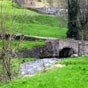 A la sortie de Saint-Chly-d'Aubrac : le vieux pont (class au patrimoine mondial de l'Unesco) enjambe la Boralde...
