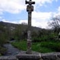 Calvaire du XVIe sicle sur le vieux pont reprsentant un plerin, bourdon  la main, chapelet de l'autre, sculpt sur le socle...