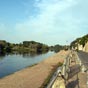 Sainte-Foy : La Dordogne. Ds le XII sicle, Anglais et Franais se disputent les confins de l'Aquitaine. Le site de Sainte-Foy-La-Grande en bordure de la Dordogne est particulirement convoit. Les Templiers implantent une commanderie qui contrle le passage de la rivire et aide  son franchissement. Alphonse de Poitiers, frre de Saint-Louis cre une bastide en 1255.