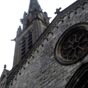 Sainte-Foy : Fronton et clocher de l'glise Notre-Dame. La flche qui culmine  plus de 60 m est l'un des clochers les plus hauts d'Aquitaine.