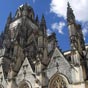 Le centre historique de Saintes est domin  par la silhouette massive de la cathdrale Saint-Pierre. L'architecture atypique de la cathdrale est due aux dprdations commises durant les guerres de religion.