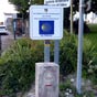 Ce n'est pas tout  fait le chemin prconis par le guide (Rando Editions) qui,  la commune  Les Gilardeaux, fait prendre sur la droite un chemin herbeux pour rejoindre la N137 mais, si par hasard vous avez continu tout droit vous arrivez devant cette sympathique plaque.... Comme le hasard n'existe pas, disons que les commerants se sont bien dbrouills! Nanmoins vous tes quand mme sur le bon chemin puisque nous retrouvons la borne indicatrice avec la coquille!