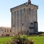 Le donjon fait partie du  chteau de Pons termin en 1187 par le seigneur Geoffroy III suite  la destruction du premier chteau par Richard Coeur de Lyon alors duc d'Aquitaine, venu mater une rvolte de ses vasseaux de saintonge. Cette tour de 30 m de haut, de plan quadridrangulaire (26m sur 15m) et pourvue de contreforts plats, est typique des donjons dits 