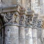 Les chapiteaux sont magnifiques: feuillages, oiseaux, sirnes et personnages ornent la pierre....