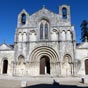  L'glise Saint Vivien tait une possession des moines de Saint Florent (prs de Saumur), et les vques de Saintes protestrent  longtemps, en vain, contre cette intrusion. La belle faade romane a malheureusement t martele pendant la Rvolution et de nombreux  chapiteaux sont mutils. Bien que des collatraux surmonts de clochetons aient t ajouts au XIIIe sicle, l'difice conserve tous les caractres du style roman saintongeais: 2 cordons divisent sa faade en registres horizontaux, 2 portails aveugles encadrent le portail central  cinq voussures.Orn de la typique arcature aveugle de baies gmines que l'on voit sur d'autres difices de la rgion, celle-ci fut interrompue par l'ouverture d'une baie gothique au XVIe sicle. son originalit rside en ses 4 demi-colonnes qui divisent verticalement la faade, disposition rare en Saintonge.