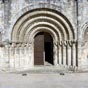 La faade sans clocher est de style roman avec un porche et deux niches plus basses donnant un style d'arc de triomphe. Le porche simple a cinq piliers de chaque ct et quatre archivoltes  dcor floral. De ct, deux niches avec deux piliers et deux archivoltes servant  hberger des statues sont actuellement vides. 