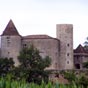 Pellegrue : Le chteau du Puch de Gensac. Le petit chteau bti au XIIIe sicle a subi d'importants agrandissements au XVIe sicle avec la construction d'un grand corps de logis, d'un donjon  mchicoulis sur le ct ouest, d'une tour d'escalier polygonale, d'une enceinte fortifie qui pouse les contours du promontoire rocheux et d'une tour-porte  pont-levis qui donne accs au chteau. Au XVIIe sicle, de nouveaux btiments augmentent le volume du corps de logis. Ultrieurement, de petites dpendances aboutissent  la cration d'une petite cour intrieure.   