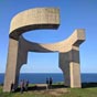Gijon: C'est en haut du quartier de Cimadevilla, sur le cerro de Santa Catalina, qu'a t rig l'Elogio al Horizonte. Cette oeuvre de Eduardo Chillida fait face  l'ocan dans une atmosphre trs paisible.