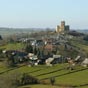 Le chteau de Mauvezin. Ce village perch et son chteau dominent les Baronnies. Ce site exceptionnel a t amnag ds l'poque romaine, mais le chteau actuel date du XIIme sicle. Le clbre et influent comte de Foix, Gaston Fbus, achvera l'difice au XIVme sicle en ajoutant le haut donjon de briques et de galets.