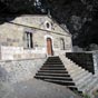 Cette chapelle a t difie sur une grotte close au XVIIe sicle d'une faade de pierre surmonte d'un fronton.
