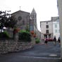  Saugues : Ancienne place forte du Gvaudan, elle s'est dveloppe ds le XIIe sicle sous l'autorit des vques de Mende et des seigneurs de Mercur ; les modernisations successives de la ville ont effac les traces des fortifications mdivales, seule subsiste une imposante tour du XIIIe sicle ; le centre historique fut dvast par un incendie en 1788.