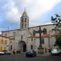 Collgiale Saint-Mdard : Essentiellement du XVIe sicle, cest un difice gothique marqu par des modifications au XIXe sicle. Il est surmont d'un clocher octogonal sur porche. L' glise abrite un prestigieux mobilier; dans son trsor elle possde une Vierge en majest du XIIe sicle, une piet du XVe sicle, trois croix processionnelles Renaissance richement ciseles en argent, dues aux orfvres du Puy. On y voit encore la chsse de saint Bnilde (1805 - 1862, canonis en 1967), membre des Frres des coles chrtiennes et premier instituteur de la localit.