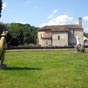 L'Hpital-d'Orion : Statue de plerin se dirigeant vers l'glise.