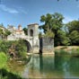 Le pont de la Lgende. Autrefois, trois ponts (le pont de la Lgende, le pont du Miy et le pont de la Rclusy) reliaient la rive droite  la rive gauche du gave d'Oloron. Mais en 1732, une violente crue centennale emporta une partie du pont de la Lgende. Il ne reste dsormais plus que la moiti de ce pont fortifi. C'est d'ailleurs sur ce pont que la reine Sancie aurait subi le jugement de Dieu en 1170. Gaston VII de Barn (1229-1290) et Gaston Fbus (1349-1391) ont ensuite fortifi ce pont en y ajoutant tour, escalier  vis, chambre de manuvre, bretche et pont-levis.  l'entre du pont, se trouvait l'hpital Saint-Jacques des plerins de Compostelle.