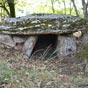 Marcilhac: Le dolmen de Combe de Saule. Il date du Neollithique rcent et prsente un tat de conservation exceptionnel pour le Quercy.La chambre funraire s'ouvre au sud-est et se trouve en bon tat, avec une dalle de couverture en position sur les orthostates..   