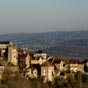 Autre vue de Faycelles montrant son positionnement dominant entre valle du Lot et du Cl..