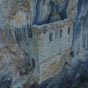 Brengues: Une autre photo du chteau qui montre son impressionnant accollement  la falaise...  