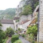 Saint Sulpice: on entre dans le village...Nous sommes sur le bon chemin...on distingue sur le poteau  droite la signalitique du GR 651!