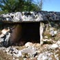 Saint Sulpice: Le dolmen du Rat. Il est exceptionnel par des dimensions et par l'tat de conservation de ses lments architecturaux, et notamment de sa chambre funraire: close sur 4 cts, une dalle en surface constituant la dalle de fermeture.