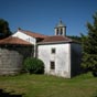 Il s'agit de l'glise Santa Maria de Sendelle!La sacristie accole au mur nord est moderne et dfigure, hlas, l'ensemble!