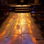 Le soleil projetant ses rayons sur le vieux dallage de l'�glise favorise une douce qui�tude propice au recueillement....