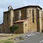 En reprenant le chemin on d�couvre sur le c�t� de l'�difice une curieuse tour � cinq pans ....