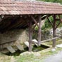 Un ancien lavoir semble pr�t � accueillir de nouvelles lavandi�res....