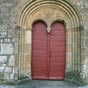 Le portail � quatre voussures abrite un tympan tr�s original...