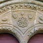 ...ces symboles: le soleil,lumi�re des vivants, et la lune, lumi�re des morts, sont tr�s fr�quents dans l'art basque. D'autres t�tes de personnages sont visibles sur la cl� pendante ornant le centre du portail.(revenir � la photo pr�c�dente)
