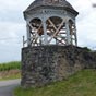 Une tour de guet sens�e prot�ger un ch�teau semble en grande difficult� - Nous somme au km 20,1 et approchons de Biscay....