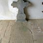 Sous le porche de l'�glise de Biscay on d�couvre une tombe datant de 1845 du pr�tre de la commune avec sa belle croix en pierre sculpt�e..
