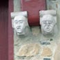 D�s notre entr�e dans Garris nous d�couvrons de splendides maisons aux fa�ades � chevrons qui bordent la rue. La maison Chantoenia a deux t�tes jumelles qui viennent d'anciens corbeaux de chemin�e....