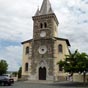 Dans le vaste porche de l'�glise, on peut voir un linteau g�ant et une tr�s belle colonne-b�nitier richement sculpt�e....