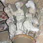 Un vangile de pierre : La sculpture participe aux rcits des prdicateurs qui en utilisent les symboles et les figures allgoriques pour vangliser la population. Dans ces vangiles de pierre, les croyants, ne sachant pas lire le latin, sinitient  lAncien Testament et  la vie de Jsus. Le chapiteau reprsente le prophte Daniel dans la fosse aux lions, bnissant le Livre (Chapelle Notre-Dame, collatral sud).