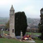 La lanterne des morts s'levait depuis le XIIIe sicle prs de l'glise. A prsent elle domine le cimetire.