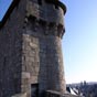  La porte Saint-Jean difie aux XIIIe et XVe sicles, est orne de deux tourelles en encorbellement, de crneaux et de mchicoulis.