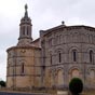 Chevet de l'�glise Notre-Dame de Bayon. Cette ancienne �glise prieurale est une des plus belles de la r�gion. Cet imposant �difice date du XII�me si�cle, son clocher surmont� d'une Vierge qui guide les p�lerins se voit de loin.